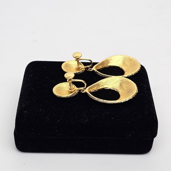 Vintage Screwback Gold Tone White Paint Stacked Sea Shell Drop Earrings - Picture 7 of 12